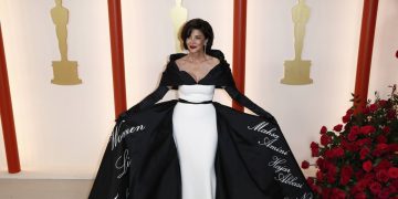 la actriz Shohreh Aghdashloo luce un vestido que rinde homenaje a las mujeres iraníes