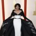 la actriz Shohreh Aghdashloo luce un vestido que rinde homenaje a las mujeres iraníes