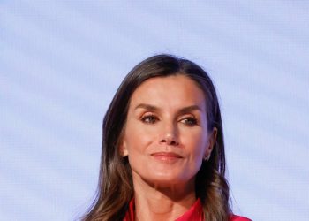 vestido camisero con gran abertura en la falda