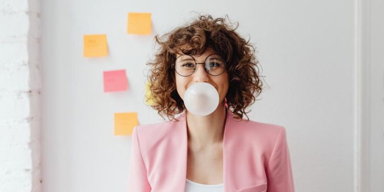 ¿Qué pasa en tu cuerpo si masticas chicle a diario?
