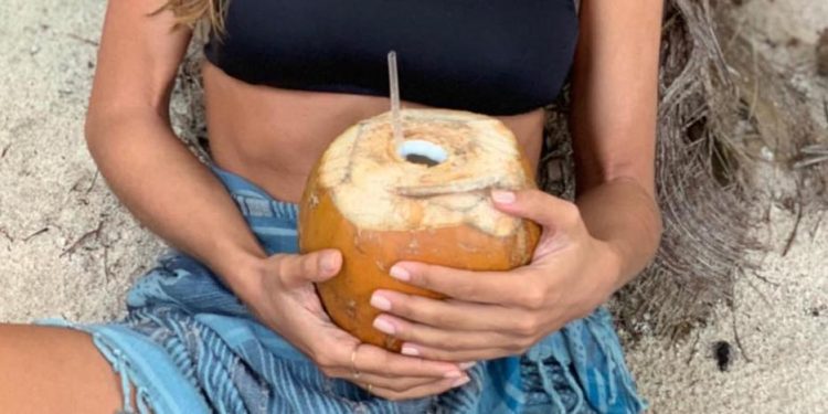 Agua de coco, la bebida que te ayuda a eliminar líquidos