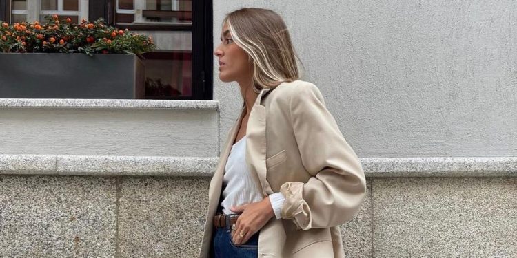 Así son los vaqueros de Zara que alargan la figura y próximamente se convertirán en virales