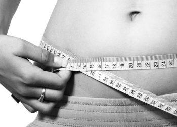 Fortalece tus abdominales haciendo el "insecto muerto": suena fatal pero es muy efectivo