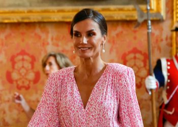 El idilio de la reina Letizia con el color rosa y las marcas españolas continúa con su nuevo vestido