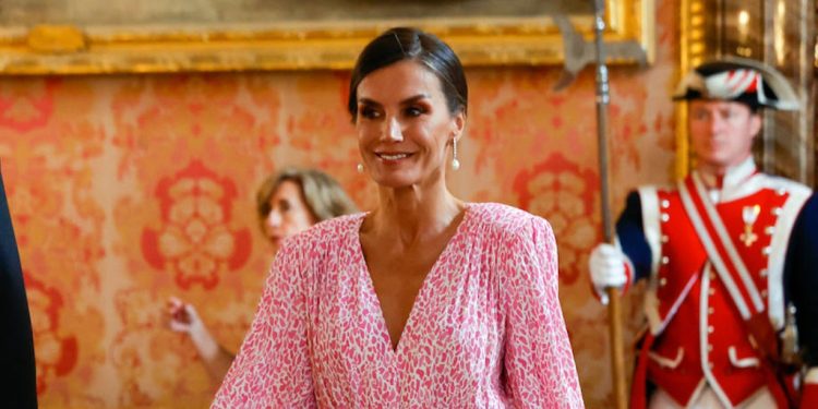 El idilio de la reina Letizia con el color rosa y las marcas españolas continúa con su nuevo vestido