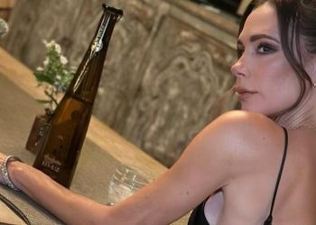 El vestido negro lencero que soluciona cualquier plan con amigas a Victoria Beckham y está en Massimo Dutti