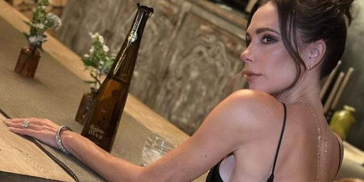 El vestido negro lencero que soluciona cualquier plan con amigas a Victoria Beckham y está en Massimo Dutti