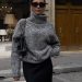Este es el look de básicos con jersey y falda que causa sensación en el street style para ir elegante en invierno