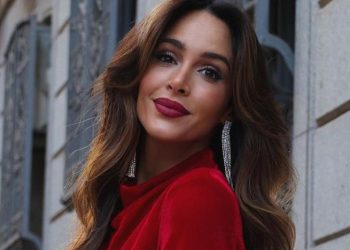 Este precioso vestido rojo de Bershka baratísimo es ya el look de Nochevieja favorito de las influencers