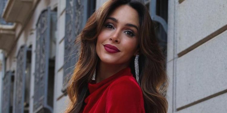 Este precioso vestido rojo de Bershka baratísimo es ya el look de Nochevieja favorito de las influencers