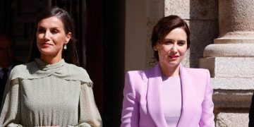 Isabel Ayuso, con traje malva, eclipsa a la reina Letizia que repite vestido en los Premios Cervantes
