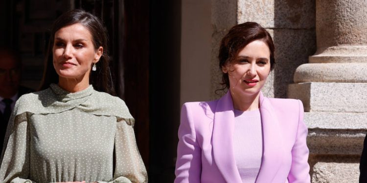 Isabel Ayuso, con traje malva, eclipsa a la reina Letizia que repite vestido en los Premios Cervantes