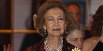 La original chaqueta tipo túnica de la reina Sofía que hemos encontrado en Zara