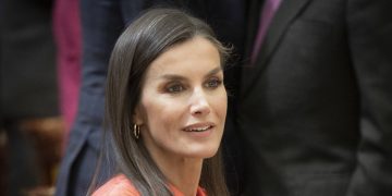La reina Letizia estrena la falda de cuero más bonita de la primavera