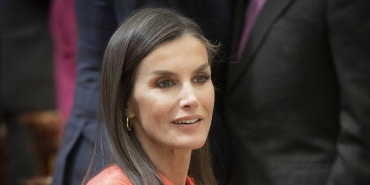 La reina Letizia estrena la falda de cuero más bonita de la primavera