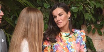 La reina Letizia estrena vestido con estampado de flores que cuesta menos de 100 euros