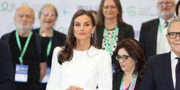 La reina Letizia presume de piernas bronceadas con un conjunto blanco hecho a medida