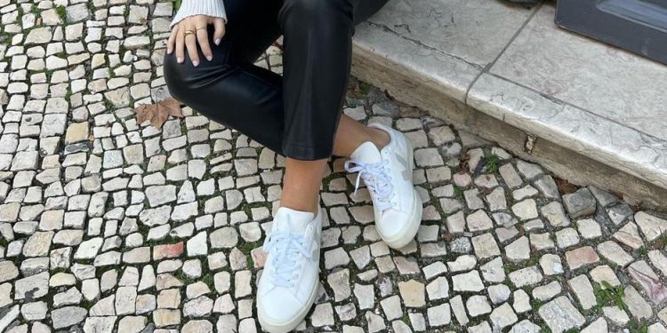 Las zapatillas favoritas de las neoyorkinas son estas blancas, cómodas y muy ponibles