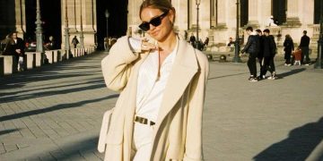 Los abrigos batín con cinturón más sofisticados y confortables en los que invertir