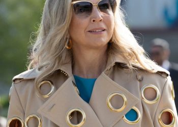 Máxima de Holanda se atreve con el abrigo más difícil: una gabardina agujereada
