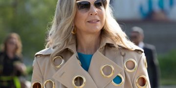 Máxima de Holanda se atreve con el abrigo más difícil: una gabardina agujereada