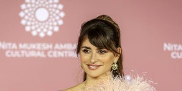 Penélope Cruz deslumbra en la India en la alfombra roja más glamurosa del año