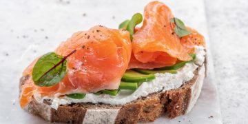 ¿Qué pasa en tu cuerpo si comes salmón todos los días?