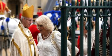 Camila se convierte en reina con un vestido blanco de alta costura