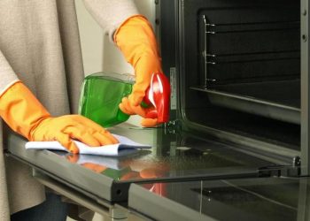 Cómo limpiar un horno muy sucio, paso a paso