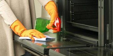 Cómo limpiar un horno muy sucio, paso a paso