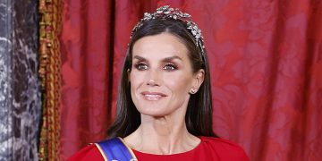 De rojo, con altas plataformas y tiara floral, el look de gala de la reina Letizia
