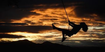 El deporte que se practica sobre un columpio y que te hará volar