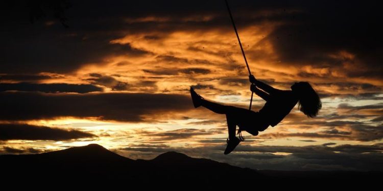 El deporte que se practica sobre un columpio y que te hará volar