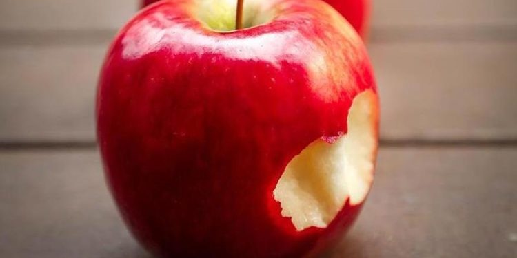 Los beneficios de tomar una manzana diaria.