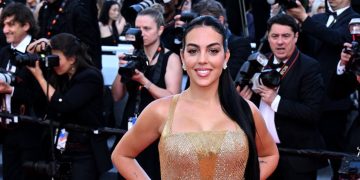 Georgina Rodríguez brilla en el Festival de Cannes con vestido de sirena en color oro