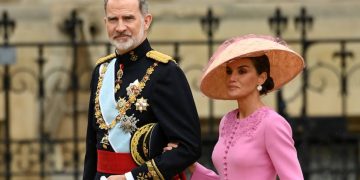 La Reina Letizia, con vestido espectacular de color rosa y un original tocado en la coronación de Carlos III
