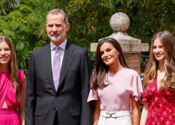 La infanta Sofía demuestra con su look de confirmación que es la más 'fashion' de la familia real