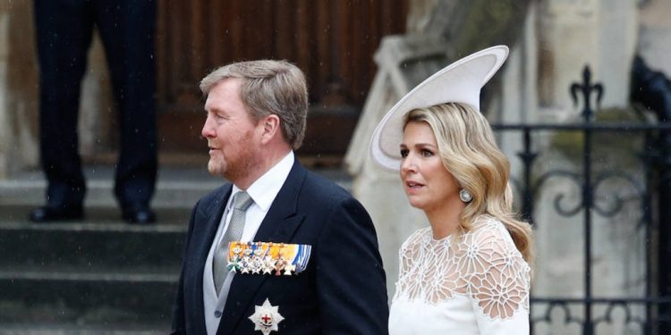 Máxima de Holanda, elegante y discreta en la coronación de Carlos III con un vestido blanco