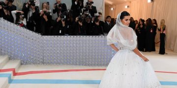 Penélope Cruz deslumbra como anfitriona de la Gala Met en Nueva York