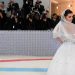Penélope Cruz deslumbra como anfitriona de la Gala Met en Nueva York