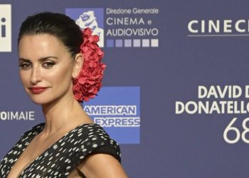 Penélope Cruz sorprende en Roma con vestido transparente de lunares con gran escote y tocado floral