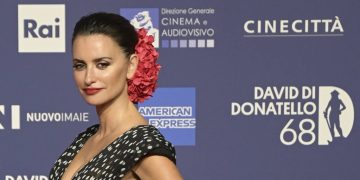 Penélope Cruz sorprende en Roma con vestido transparente de lunares con gran escote y tocado floral