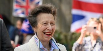 moda: El look postcoronación de la princesa Ana es el más elegante de la semana