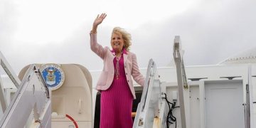 moda: Jill Biden y la versión low cost de su vestido fucsia antes de la coronación de Carlos III