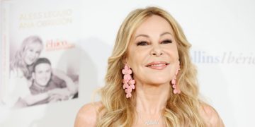 Ana Obregón elige un colorido look en la presentación del libro de su hijo