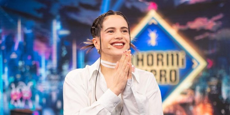 El look 'otaku' de Rosalía en 'El Hormiguero' y las pistas sobre su próximo vestido de novia