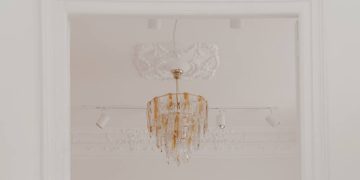 Jorge Redondo cambia los vestidos abullonados por volantes, brillos y lentejuelas en honor a Lola Flores en su particular 'juerga de costura'