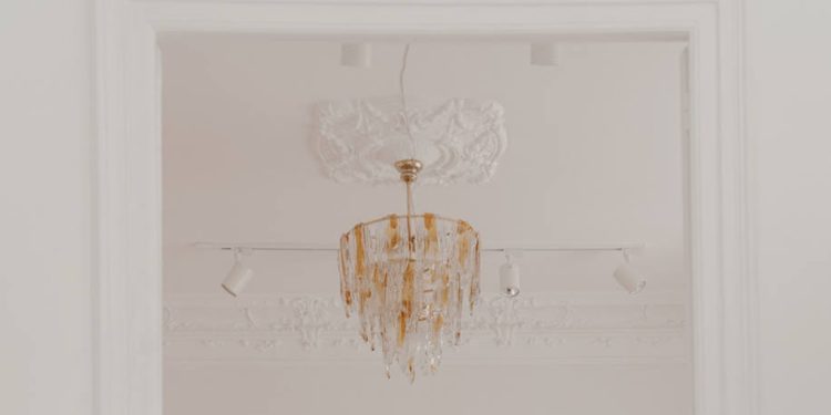 Jorge Redondo cambia los vestidos abullonados por volantes, brillos y lentejuelas en honor a Lola Flores en su particular 'juerga de costura'