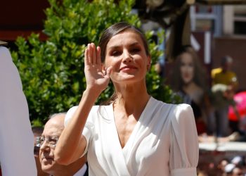 La Reina Letizia vuelve a estrenar look para el Día de las Fuerzas Armadas