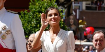 La Reina Letizia vuelve a estrenar look para el Día de las Fuerzas Armadas